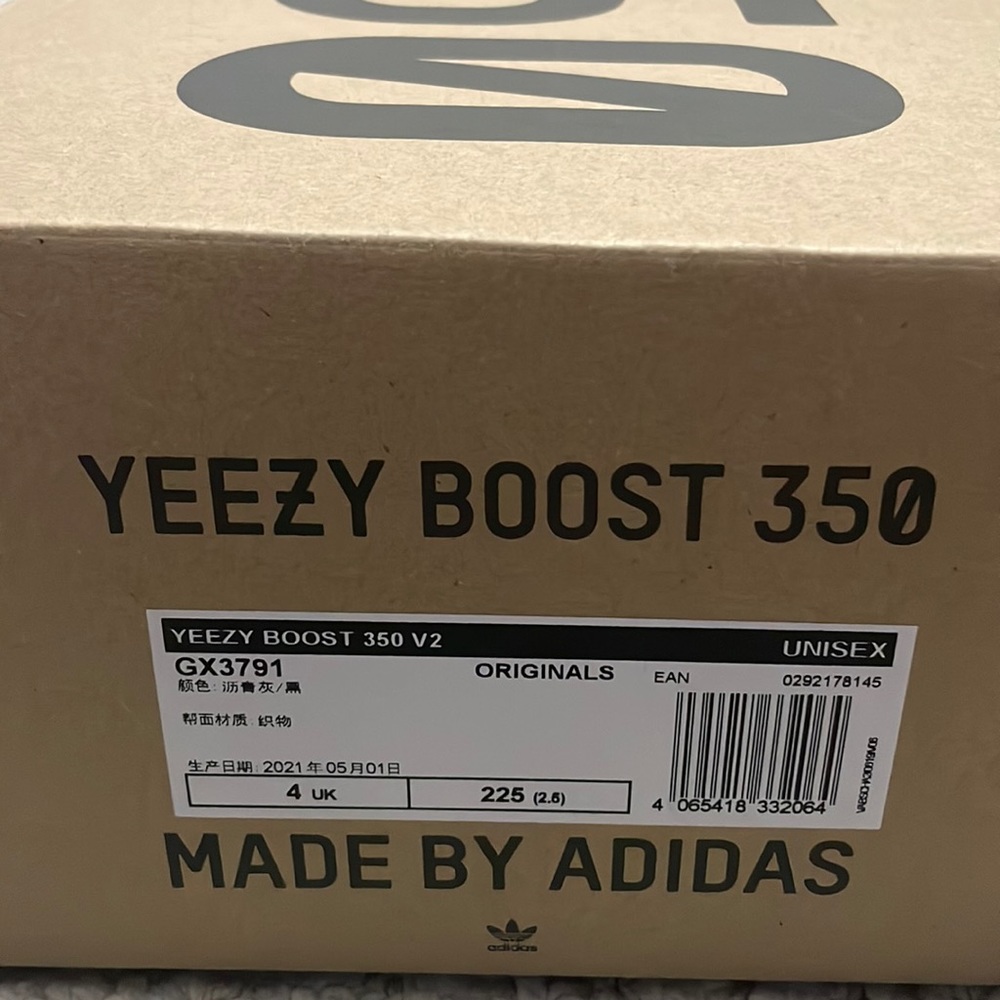 Yeezy boost 350 all black! Unisex - size 4UK